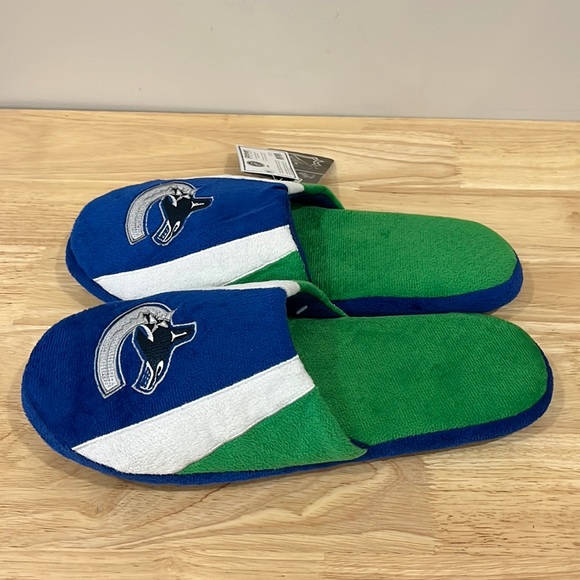 NHL | Vancouver Canucks Slippers - Picture 2 of 3